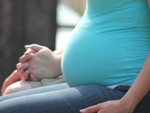 Umowy ciężarnych pracownic tymczasowych będą przedłużane do dnia porodu