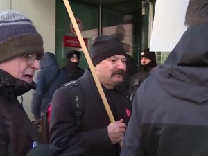 [video] Pikieta w obronie Juszczyszyna pod Kancelarią Sejmu. Ci sami protestujący co przed TVP