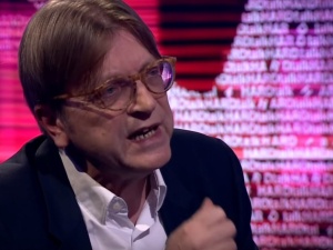 "Wzywam KE do działania przeciw tym obrzydliwym praktykom". Verhofstadt znowu atakuje Polskę
