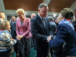 [WIDEO] Wzruszające spotkanie pary prezydenckiej z byłymi Więźniami przed uroczystościami w Auschwitz
