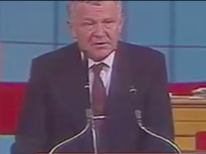 [WIDEO] 30 lat temu Mieczysław Rakowski kazał wyprowadzić sztandar PZPR a komuniści zostali „demokratami”