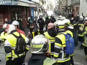 [video] Niepokojące obrazy z Francji? Policja bije strażaków