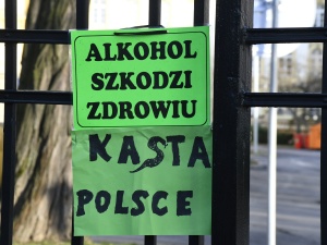"Alkohol szkodzi zdrowiu, kasta - Polsce". Nasza fotorelacja z demonstracji w obronie reformy sądownictwa
