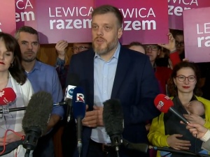 Partia Razem przegrała proces sądowy z Cisowianką. Musi przeprosić za naruszenie dóbr osobistych