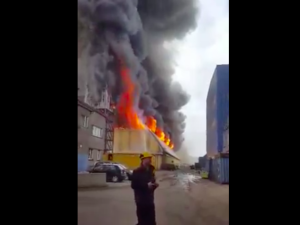 [WIDEO] Potężny pożar w porcie w Gdyni. Płonie jeden z magazynów