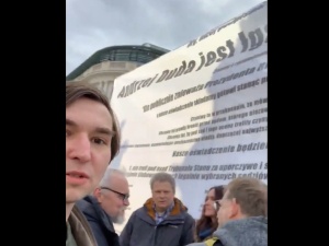 "Łamiemy prawo świadomie" Obywatele RP z banerem znieważającym prezydenta pod Pałacem Prezydenckim