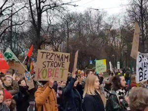 Feministyczne Manify na ulicach miast: "Make abortion happy again", "Łączy nas aborcja"...