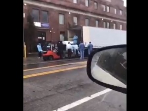 [video] Wstrząsające obrazy z Nowego Jorku. Zmarli wkładani do samochodów-chłodni