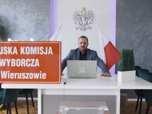 [video] Żałość. Burmistrz Wieruszowa zamyka się w trumnie. Protestuje przeciw wyborom w maju
