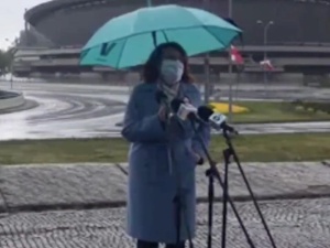 [video] MKB w Katowicach, stając w strugach deszczu cytuje słowa Korfantego... z kartki