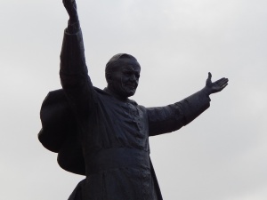 Profanacja pomnika Jana Pawła II w Toruniu. Namalowano nieprzyzwoite rysunki, zamalowano twarz