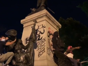 [video] Tak zniszczono pomnik Tadeusza Kościuszki przed Białym Domem. "Sikano również na niego i pluto"