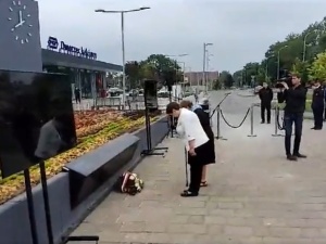 [video] Prem. Szydło złożyła kwiaty pod tablicą upamiętniającą kolejarzy pomagających Więźniom Auschwitz
