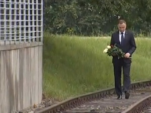 [video] Prezydent przeszedł torami, którymi przywieziono I Transport: Polacy przywiezieni jako pierwsi
