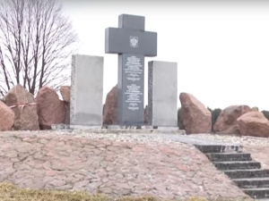 [video] Ukraińcy odbudowali krzyż-pomnik w Hucie Pieniackiej, zniszczony w styczniu