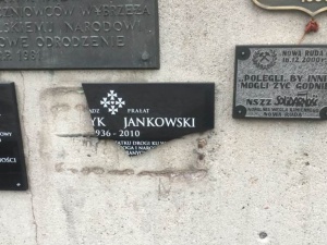 Gdańsk. Na placu Solidarności zniszczono tablicę poświęconą ks. Jankowskiemu