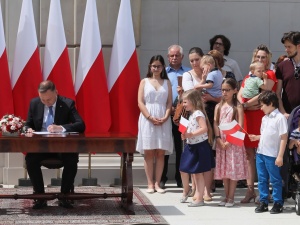 [FOTO] Prezydent podpisał i skieruje do Sejmu projekt zmiany konstytucji dot. adopcji dzieci