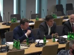 [video] "Chciałbym oddać pokłon ministrowi Macierewiczowi". Mocne wystąpienie D. Tarczyńskiego na komisji