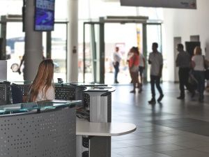 Poznań: Pasażer opóźnił wylot samolotu, bo... nie chciał założyć maseczki