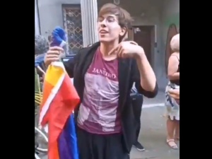 [video] "To jest Jezus Chrystus, to jest pedalska flaga". Bojówkarz LGBT lży
