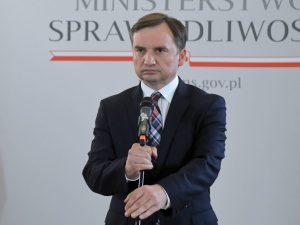 "Polska nie może biernie przyglądać się oczernianiu swego wizerunku". Ziobro odpowiada Mijatović