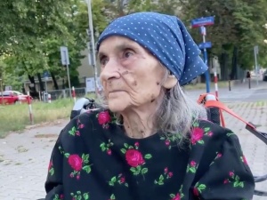[video] Uczestniczyła w Powstaniu Warszawskim. Pokazano jej plakat W. Korkucia z Jej podobizną