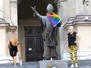 [video] Obywatele RP wyczuli krew. "Babcia Leokadia" wiesza flagę LGBT na figurze JPII