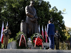 Premier Morawiecki złożył kwiaty pod pomnikiem Marszałka Józefa Piłsudskiego i tablicą Hallera