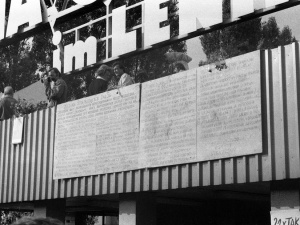 [Kartka z kalendarza] 18 sierpnia 1980 r. w Stoczni Gdańskiej zawisły tablice z 21 postulatami MKS