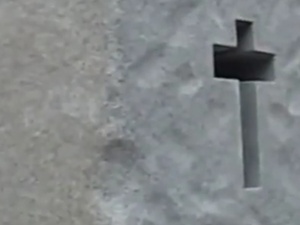Opublikował zdjęcie, na którym oddaje mocz na krzyż w kościele. To "nie narusza standardów Facebooka"