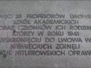 Profanacja pomników polskich profesorów i ofiar Zbrodni w Podkamieniu na Ukrainie