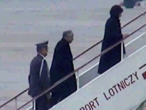[video] Ujawniony przez SKW film z wylotu TU154 z Okęcia.  Para Prezydencka wsiada do samolotu