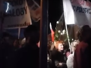 [video] Nienawiść. Histeryczne wrzaski Obywateli RP na Krakowskim Przedmieściu