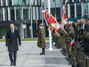 Minister Macierewicz do Garnizonu Warszawa:Spada na was obowiązek strzeżenia popiersia Lecha Kaczyńskiego