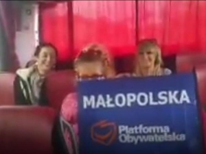 [video] PO Małopolska jedzie na Marsz Wolności skandując okrzyki Armii Czerwonej