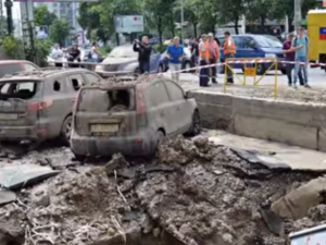 Demolka na ulicy w Kijowie w wyniku testu sieci ciepłowniczej [video]