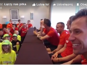 [video] Polscy piłkarze spotkali się z dziećmi. Pytania do Lewego i Pazdana rozbroiły wszystkich