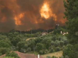 Olbrzymie pożary przetaczają się przez Portugalię. Liczba ofiar wciąż rośnie