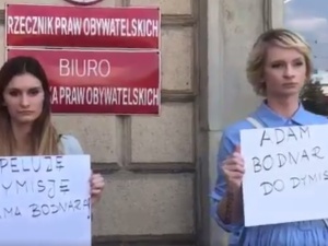 [video] Trwa protest pod biurem Rzecznika Praw Obywatelskich z żądaniem dymisji