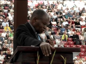 [video] W rekolekcjach z o. Johnem Bashoborą "Jezus na Stadionie" bierze udział ponad 60 tys. osób