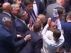[video] Poseł Lenz z Platformy Obywatelskiej popycha posłów PiS w Sejmie