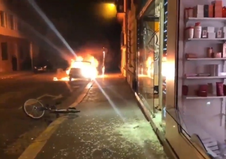  [video] Starcia z policją, plądrowane sklepy, płonące samochody. Noc w Paryżu po porażce PSG