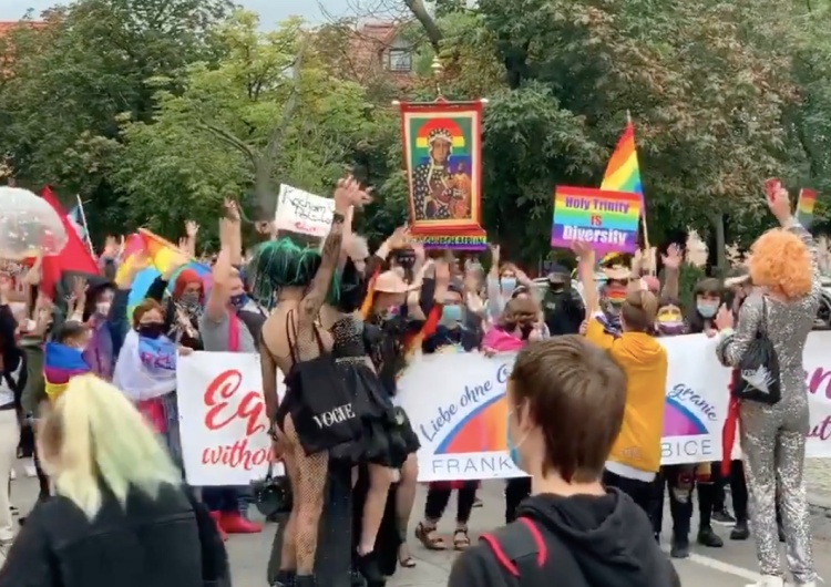 [video] Skandaliczna profanacja! Matka Boża z tęczową aureolą na polsko-niemieckim marszu LGBT