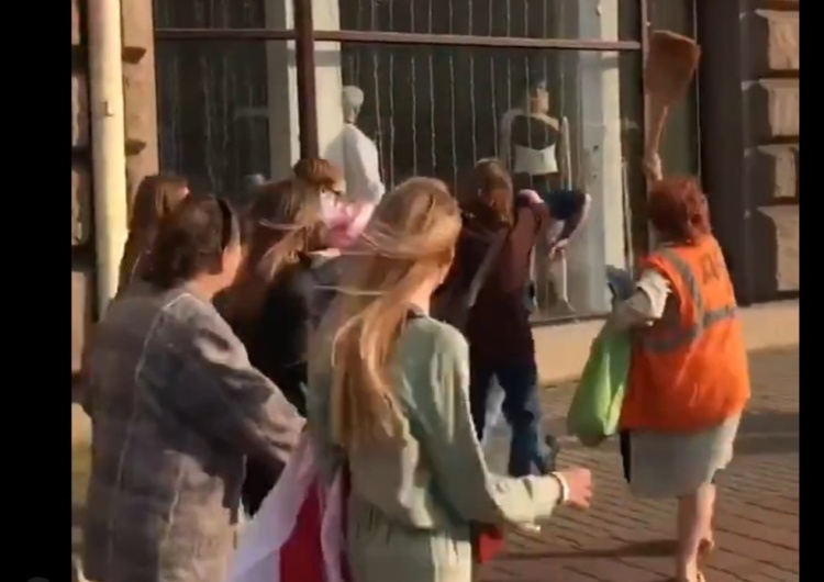  [video] Marsz Kobiet w Mińsku. Kobiety przepędziły miotłami tajniaka