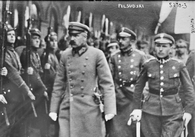 Józef Piłsudski. Przegląd oddziałów [Tylko u nas] Tadeusz Płużański: Piłsudski miał zginąć w zamachu