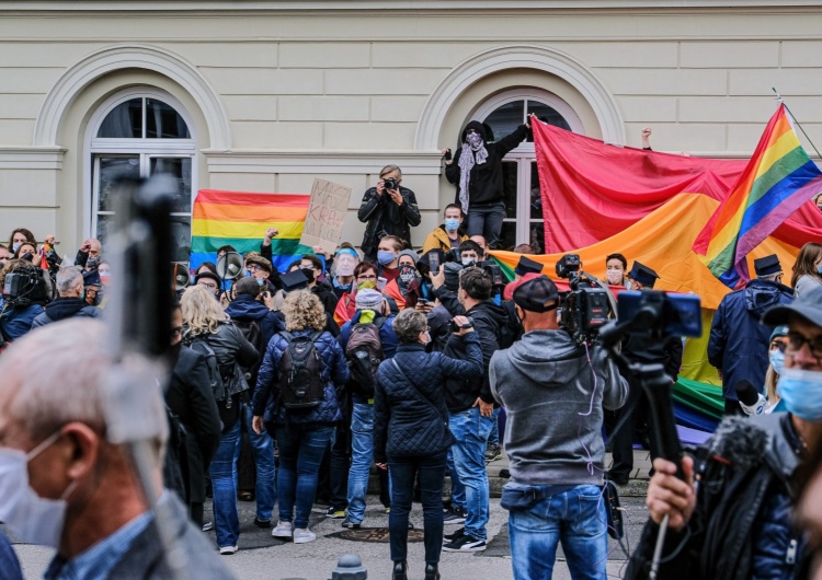 Aktywiści gender/LGBT Uniwersytet Warszawski [Tylko u nas] Prof. David Engels: Bitwa o edukację. Grupa Wyszehradzka musi wypracować nowy system