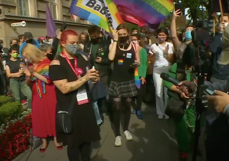  [WIDEO] Protest Lewicy i środowisk LGBT przed siedzibą MEN. „Czarnek precz”