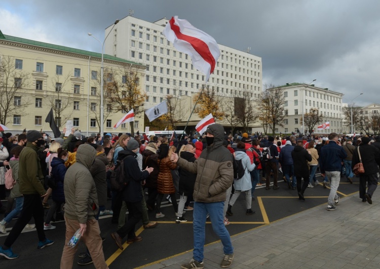 EPA/STR Strzały ostrzegawcze i zatrzymania podczas manifestacji w Mińsku