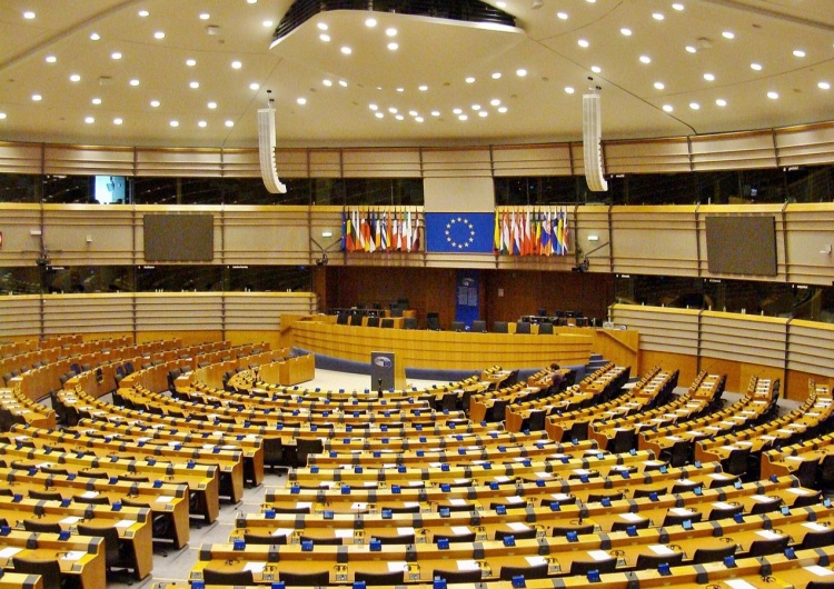 Parlament Europejski SZ: Powiązanie wypłat funduszy UE z praworządnością, uzgodnione. Będzie weto?