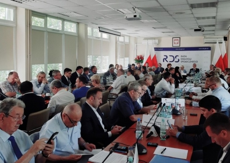 Organizacje zasiadające w RDS chcą zniesienia ograniczenia handlu w niedzielę.